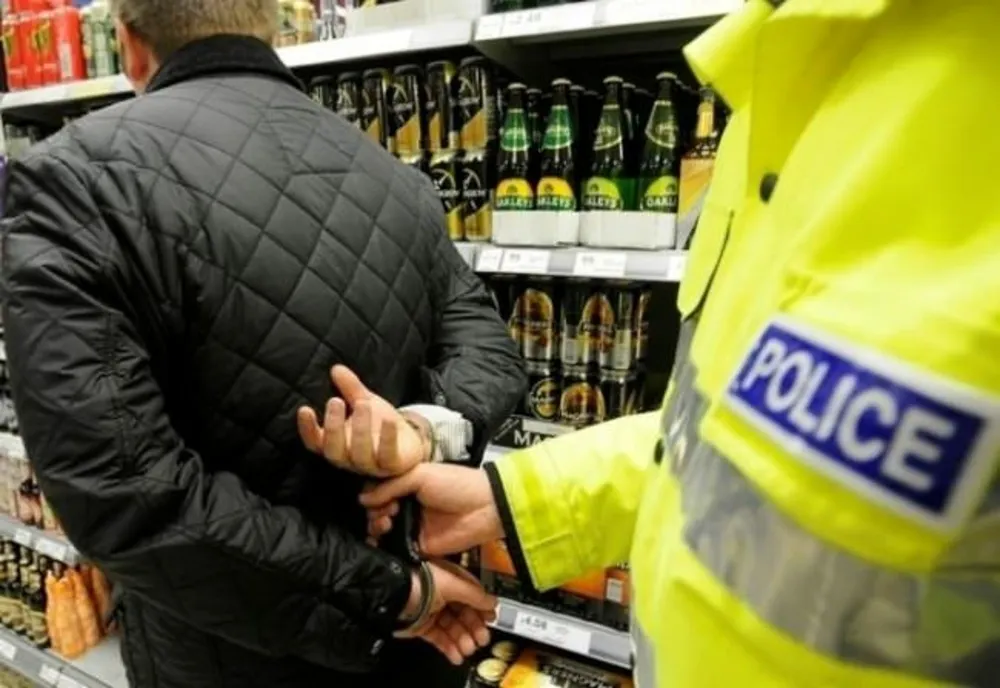 Un hoț care fura din magazine, săltat de polițiști