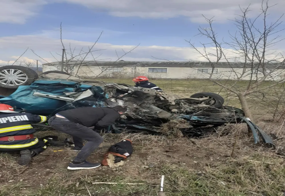 Impact nimicitor pe o șosea din județul Iași! Un bărbat a murit, iar un copil a fost proiectat în decor