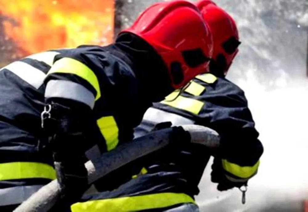 O lumânare lăsată nesupravegheată a aprins un apartament în Iași! 10 persoane s-au autoevacuat, șase au avut nevoie de asistență medicală