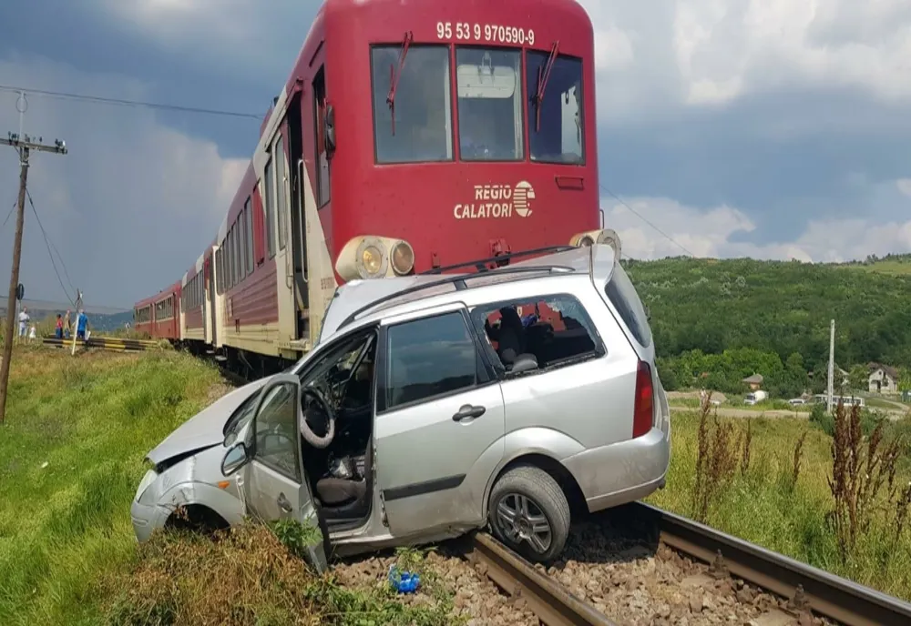 Mășină lovită de tren în județul Iași