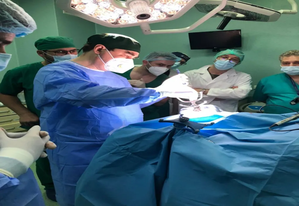 Operație în premieră națională, la Iași – Interveție de succes cu robotul de chirurgie craniană