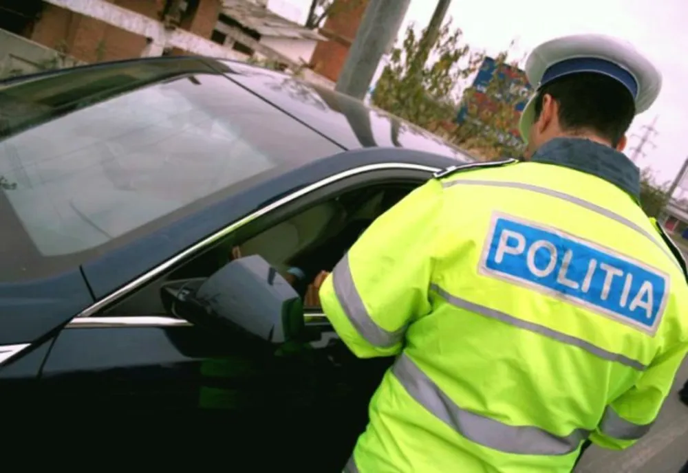 Tras pe dreapta pentru că și-a ținut copilul în brațe la volan! Ce au descoperit polițiștii