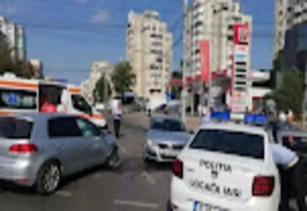 Un tânăr din Iaşi, dat în urmărire naţională, prins după ce a provocat un accident cu o maşină furată - VIDEO