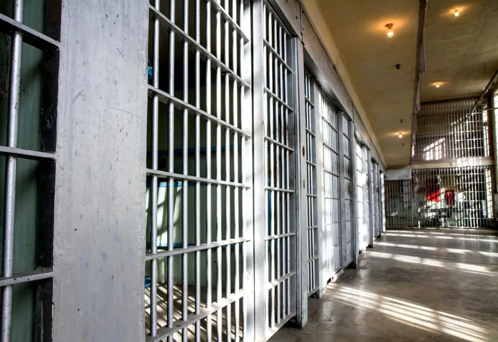 Escrocherie de proporții, direct din penitenciar: sute de oameni, înșelați cu sume uriașe de o mână de deținuți. Ireal cum acționa gruparea