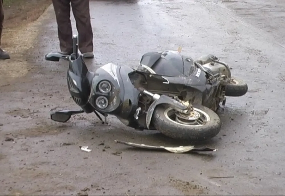 A ajuns la spital după ce s-a urcat pe moped băut și fără permis de conducere! Are și dosar penal