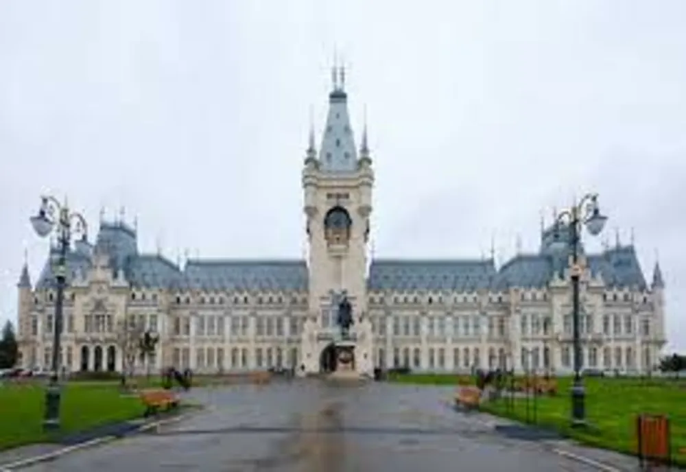 A venit cu un proiectil exploziv de 76 mm la Palatul Culturii