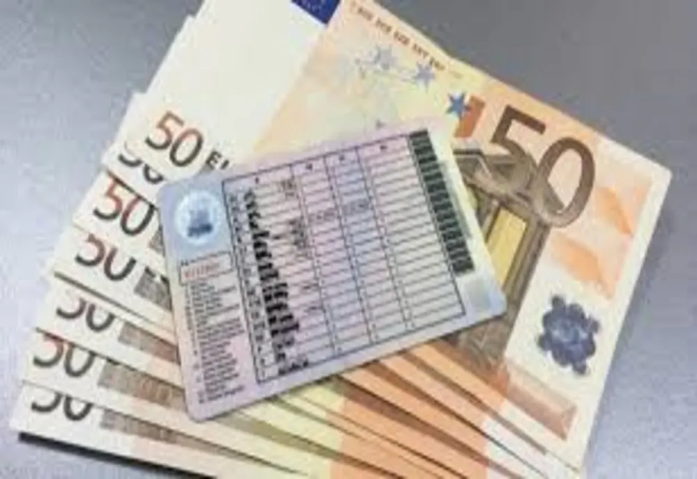 "Fabrică" de permise în județul Iași! Ce au descoperit polițiștii la un simplu control în trafic: Prețul unui document FALS