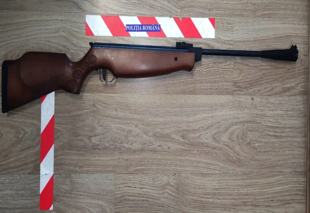 Armă neletală confiscată de polițiști