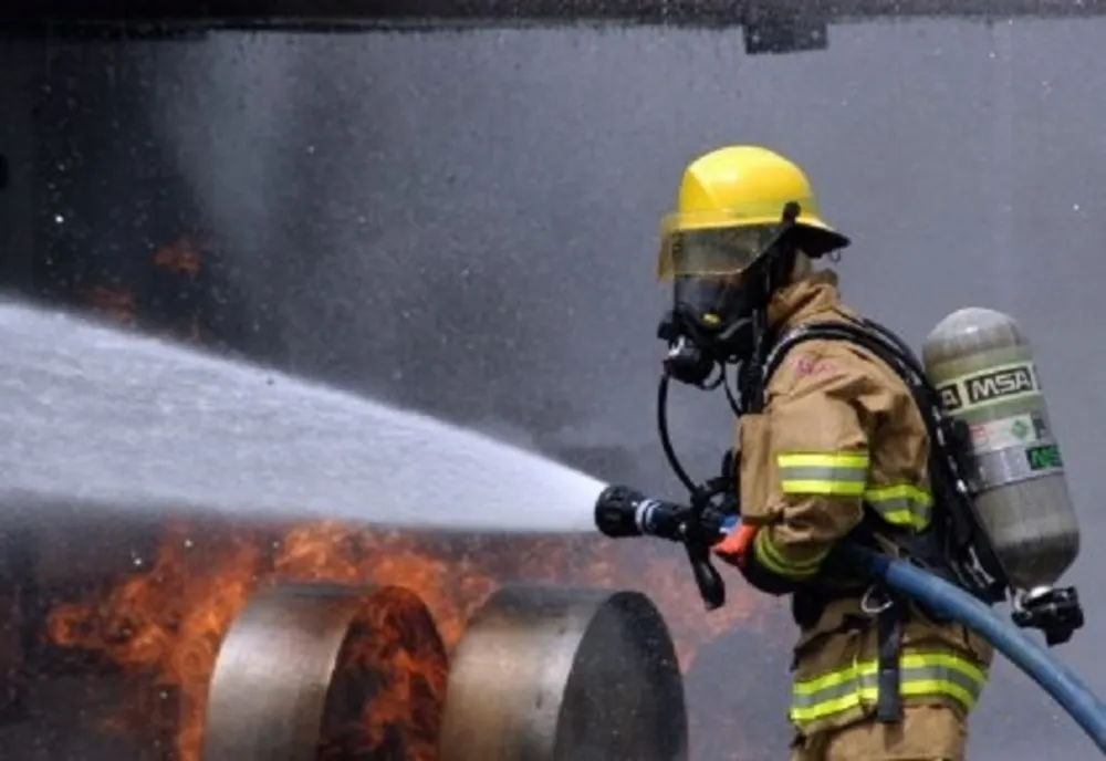 Incendiu violent, într-un bloc din Iași: zeci de locatari, în pericol