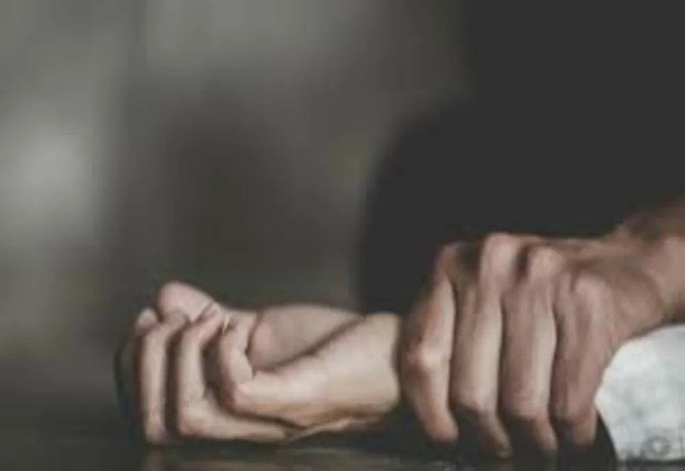 Angajat al unui club al copiilor din județul Iași, arestat după ce a agresat sexual o adolescentă