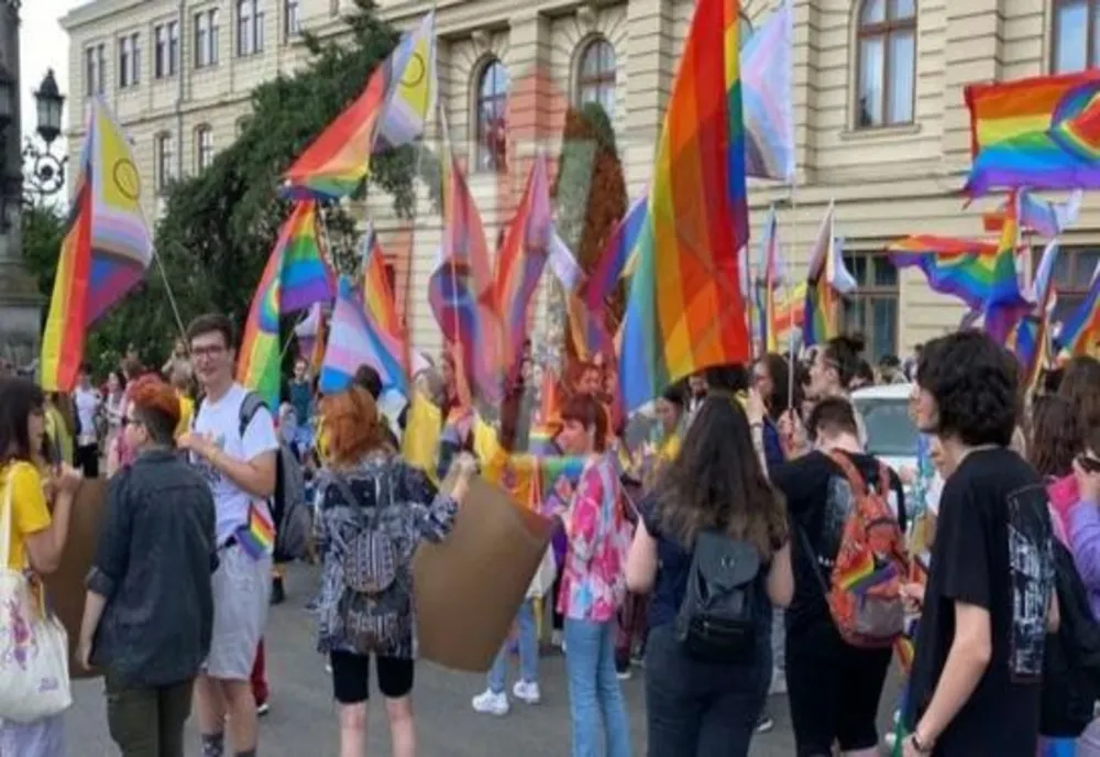 Incidente la marșul LGBT din Iași. Participanții au fost atacați cu ouă și fumigene 