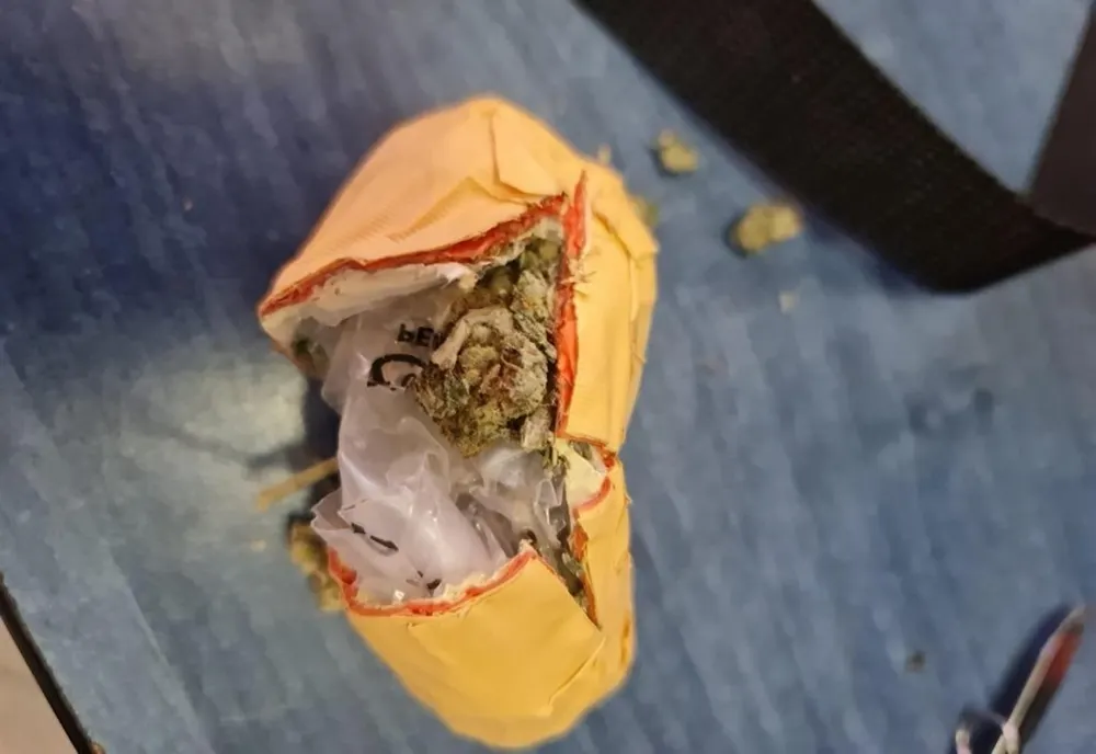 Marijuana depistată la vamă, asupra unui tânăr de 19 ani