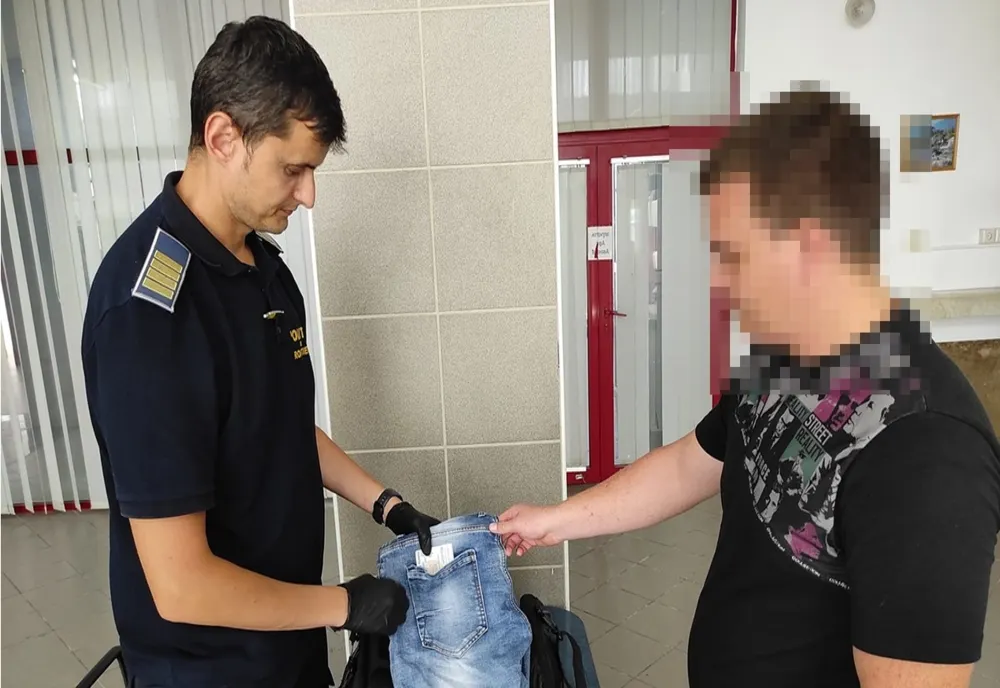 Carte de identitate falsă procurată cu 500 de euro, descoperită de poliţiştii de frontieră