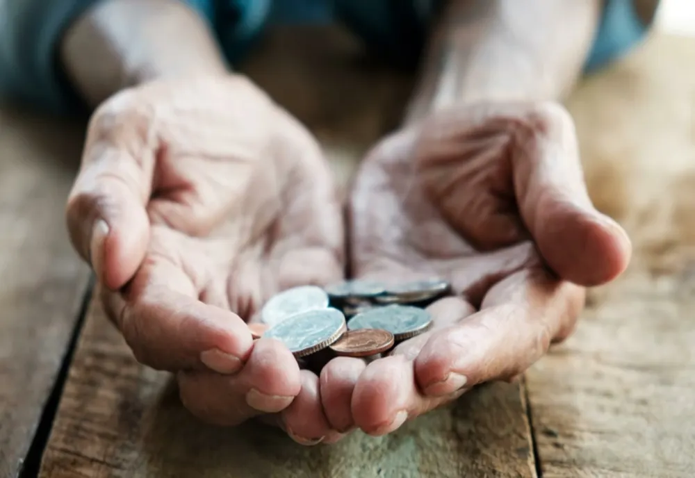 Românii cer salarii și pensii mai mari, UMILIȚI de stat - Creșterea salariilor primarilor, criticată de toată lumea