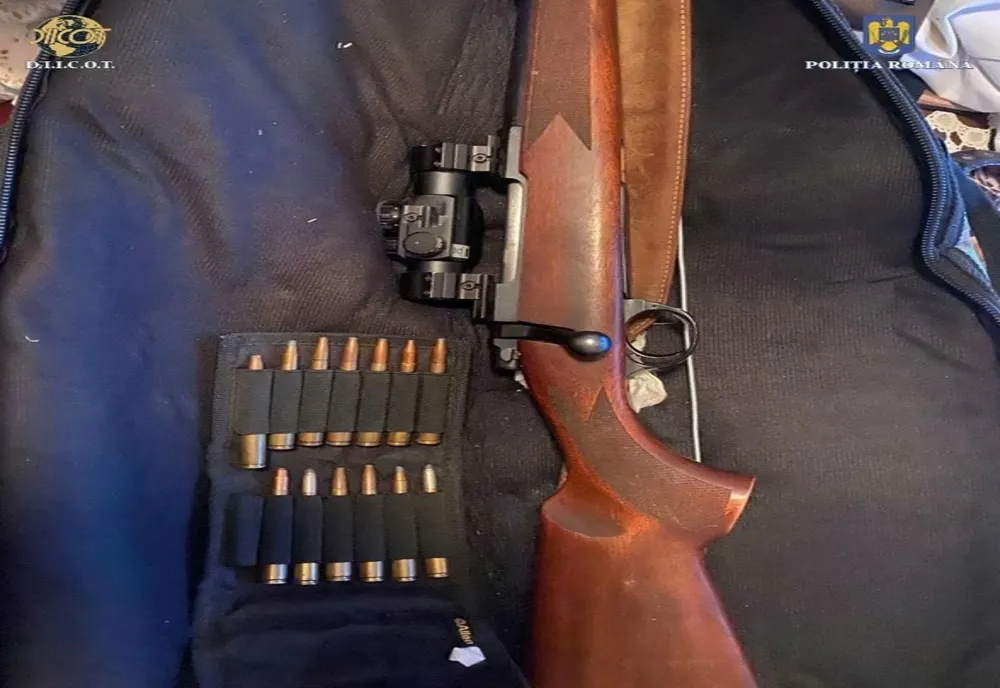 IAȘI: O armă și două cartușe, confiscate de polițiști