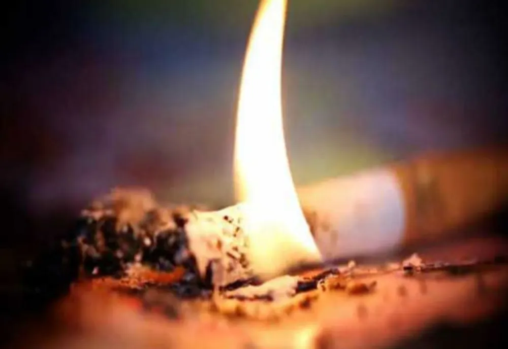 O femeie imobilizată la pat și-a găsit sfârșitul într-un incendiu provocat de o țigară