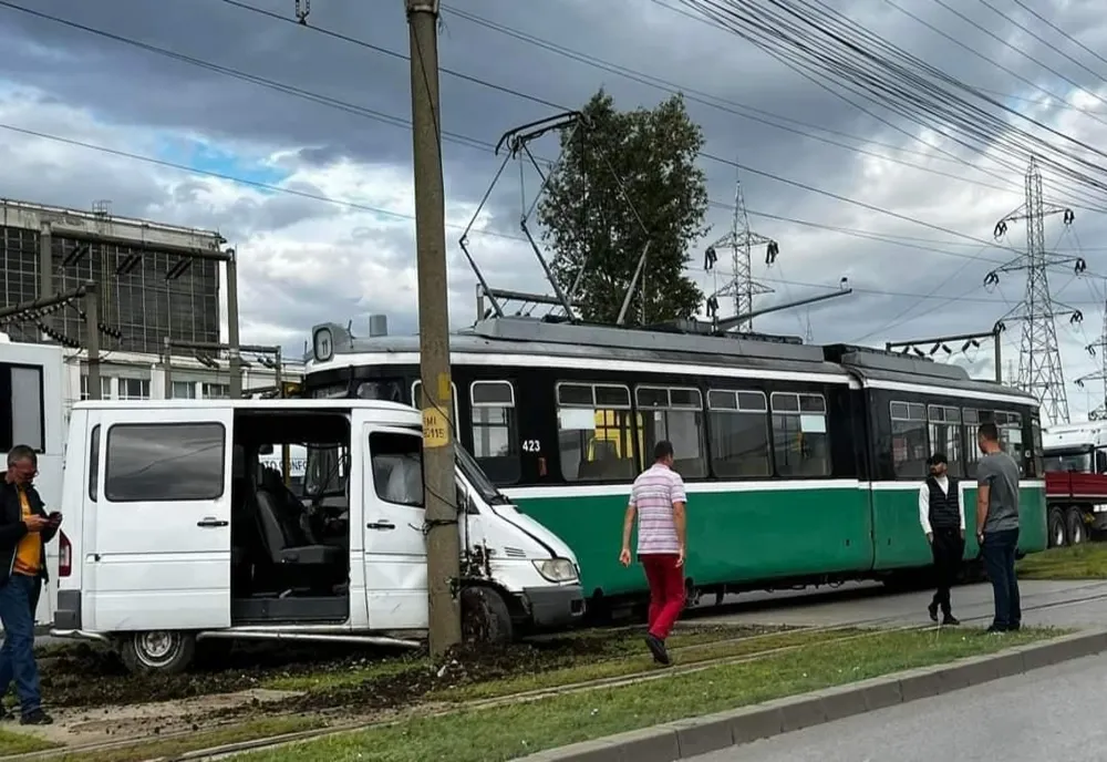Microbuz lovit de tramvai pe Calea Chișinăului din Iași