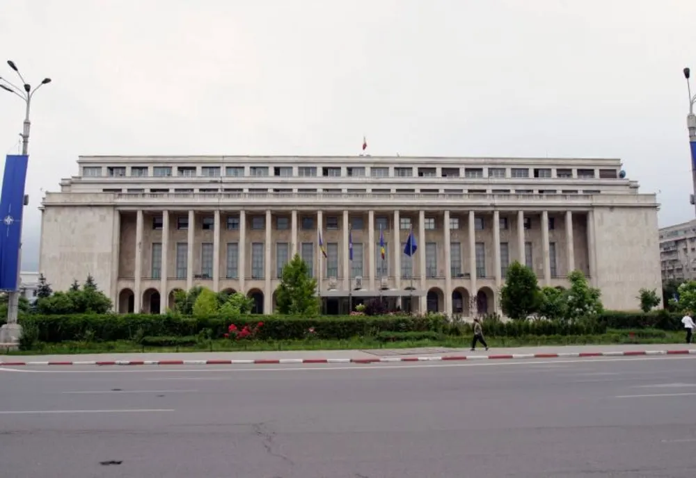 Venituri uriașe pentru pensionarii speciali care lucrează în ministere - Culisele Statului Paralel