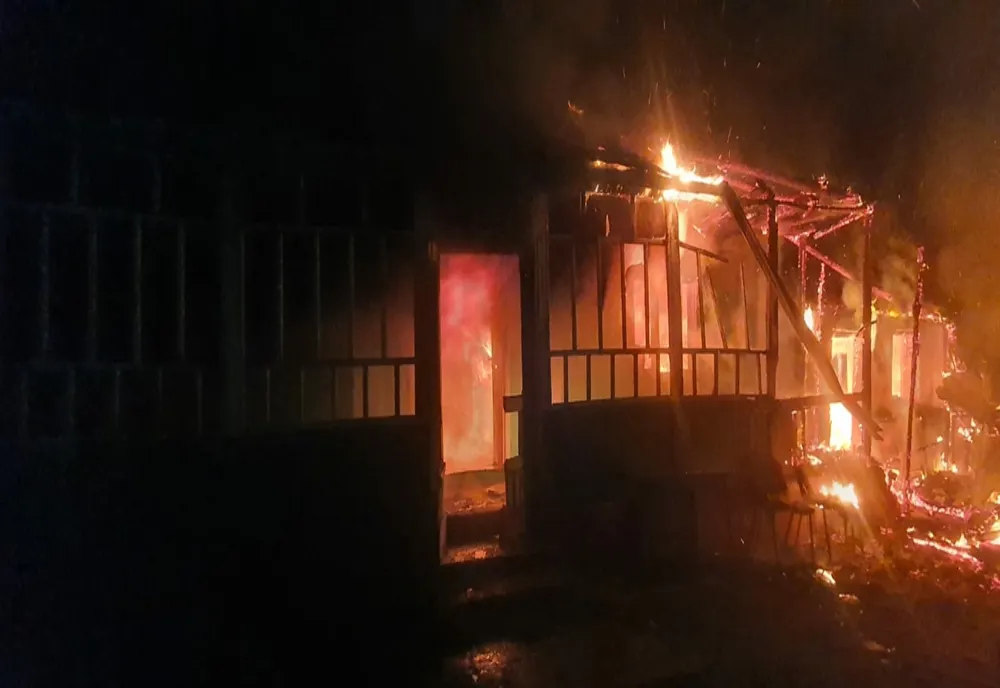 Explozie de butelie într-un incendiu produs la o locuință din comuna Bârnova. Un bărbat a murit