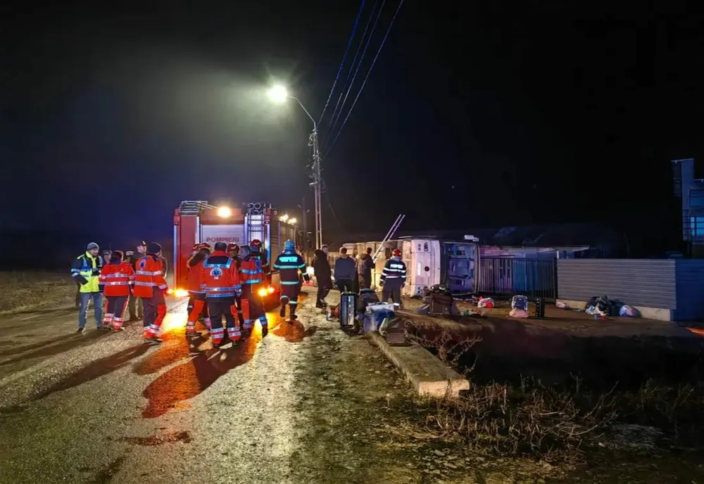 PLAN ROȘU de intervenție noaptea trecută la Pașcani: un autocar cu 35 de persoane la bord, s-a răsturnat