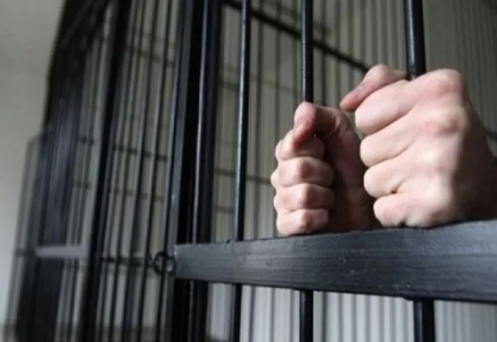 Tânărul din cauza căruia doi polițiști au căzut cu mașina în apă, a fost arestat