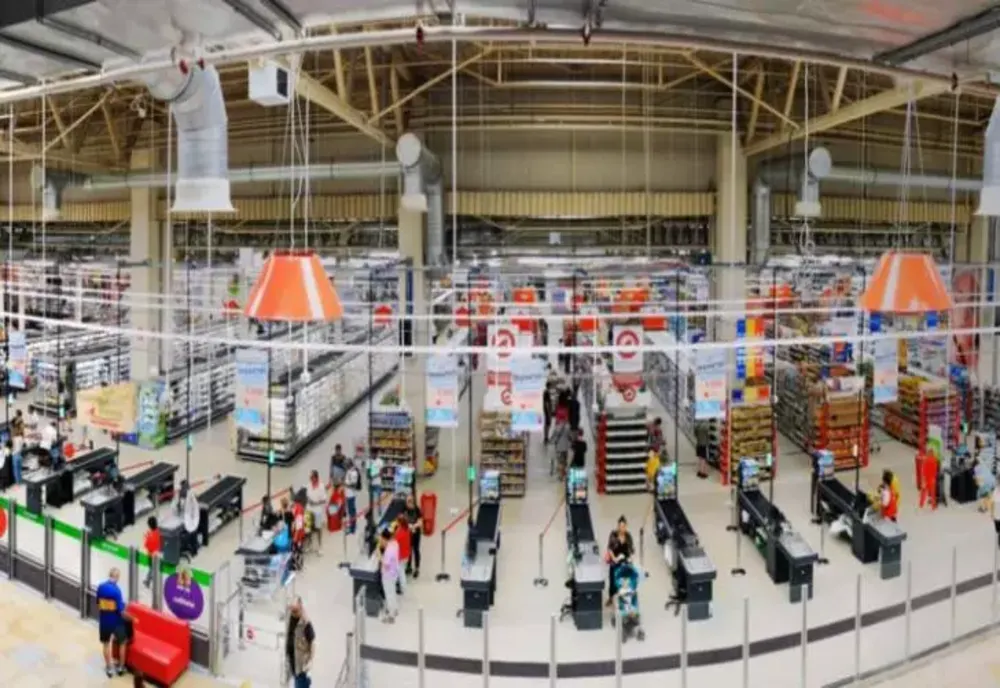 Un mare hypermarket din România renunță la toti casierii. Cumpărătorii vor plăti DOAR la self check-out