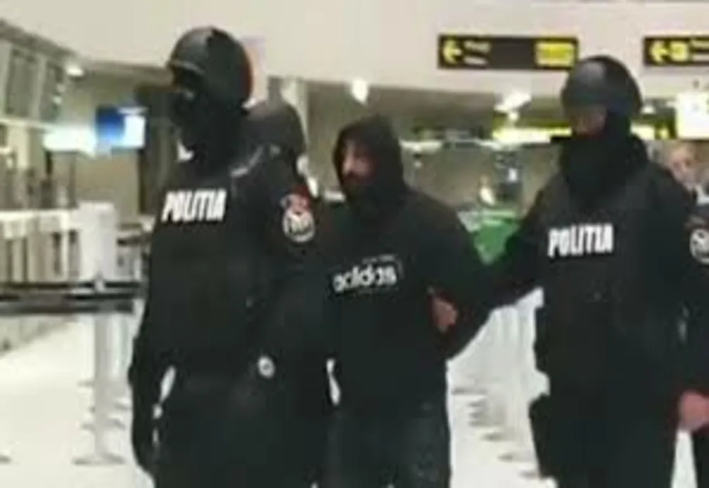 Un hoț de buzunare, săltat de polițiști pe Aeroportul din Iași