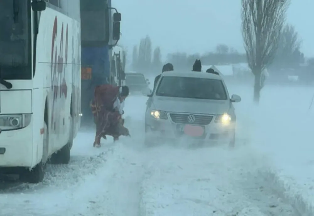 Iarna paralizează România: accidente în lanț, victime pe șosele și sute de gospodării fără electricitate