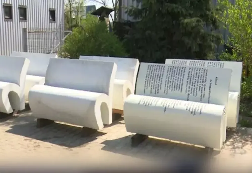 Modernizare inedită la Iași: bănci personalizate cu versuri din poezii. Edil: "Am început cu Mihai Eminescu, era și logic"