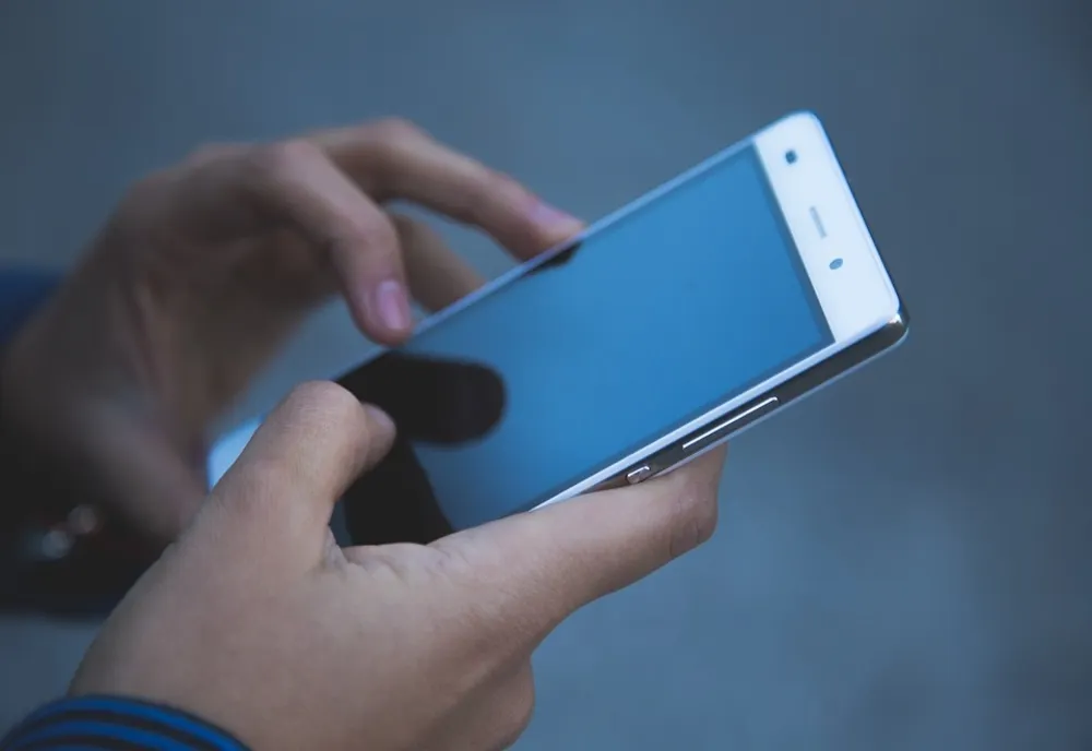 MINISTRUL EDUCAȚIEI: NU SUSŢIN INTERZICEREA TOTALĂ A TELEFOANELOR ÎN ŞCOALĂ