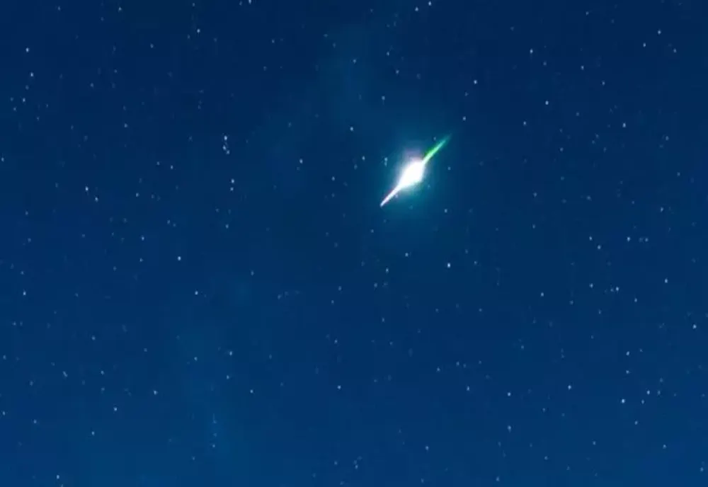 Val de fenomene astronomice în prima săptămână din mai. Între ele, o ECLIPSĂ și cometa HALLEY