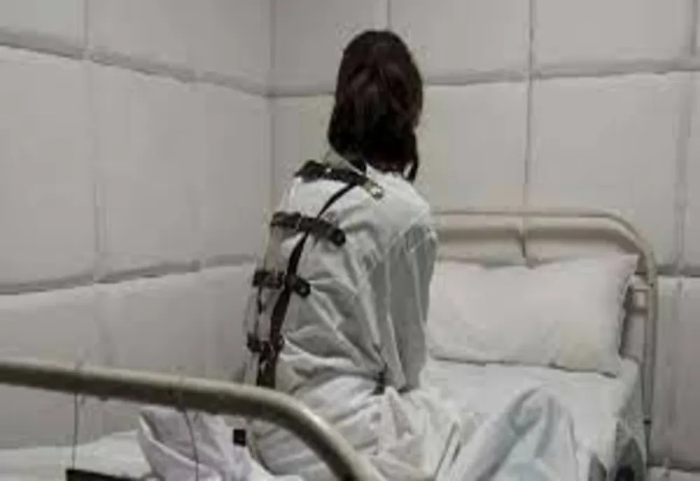 Judecătoare din Iași, ridicată pe sus de polițiști și internată la psihiatrie. Își teroriza vecinii