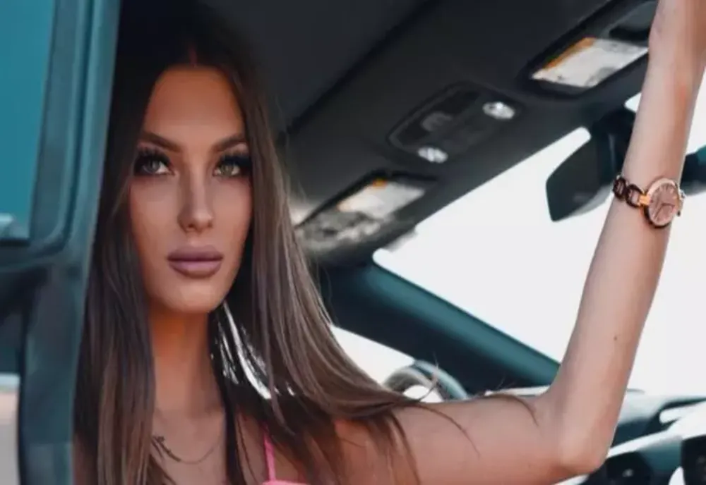 Predă gratuit matematică pe TikTok. Modul inedit prin care o profesoară din Iași a reușit să le atragă atenția tinerilor - VIDEO