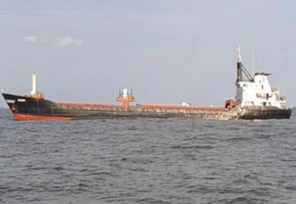Explozie la o navă, în Sulina, după ce ar fi lovit o mină marină