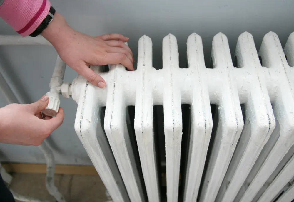 FĂRĂ CĂLDURĂ ÎN BUCUREȘTI, OAMENII DAU BANI GREI PE SURSE ELECTRICE