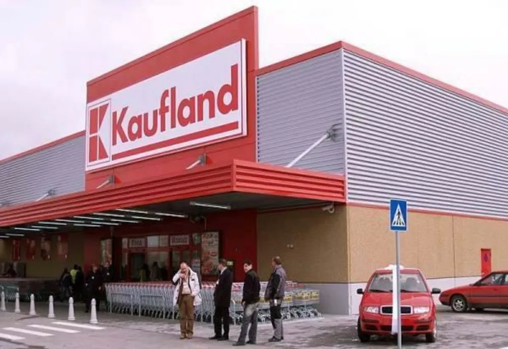 Un copil şi bunica lui au fost electrocutaţi la un supermarket Kaufland din Bucureşti. Un cablu neizolat ar fi provocat incidentul