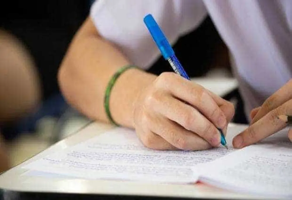 TENTATIVĂ DE FRAUDĂ LA BACALAUREAT 2025. DOI ELEVI PRINȘI CU DISPOZITIVE AUDIO-VIDEO ÎN ARAD