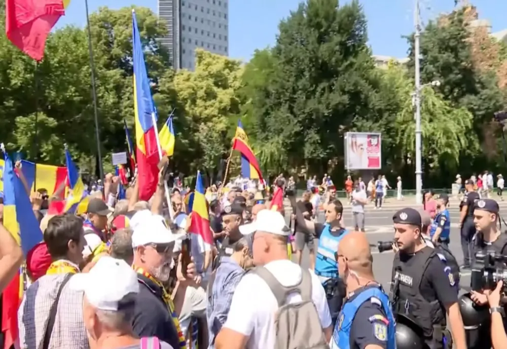 MOMENTE TENSIONATE, LA PROTESTUL DIN FAȚA GUVERNULUI BOLOJAN. AGRICULTORII ȘI TRANSPORTATORII DISPERAȚI, ÎMBRÂNCELI CU JANDARMII - VIDEO