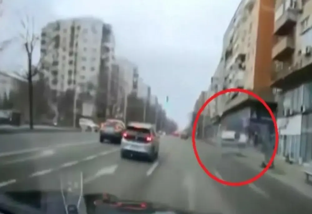 Scenă în Iași ca-n cascadoriile din filme. O mașină s-a răsucit de trei ori în aer și a aterizat la loc pe patru roți. Ce s-a întâmplat cu șoferița