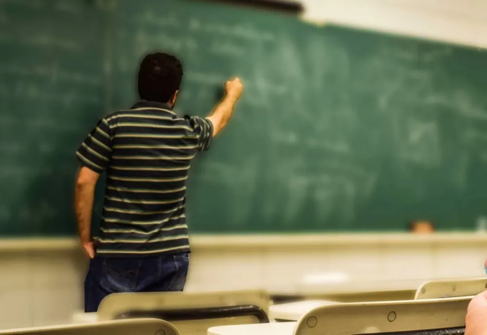 Profesor arestat în Iași după ce ar fi violat o tânără la finalul unui examen