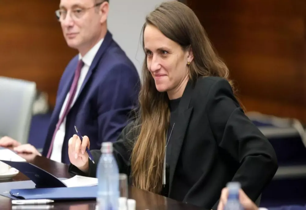 Opoziția suveranistă inițiază o moțiune împotriva „rezistei” Țoiu, pe care o acuză de trădare prin susținerea acordului MERCOSUR