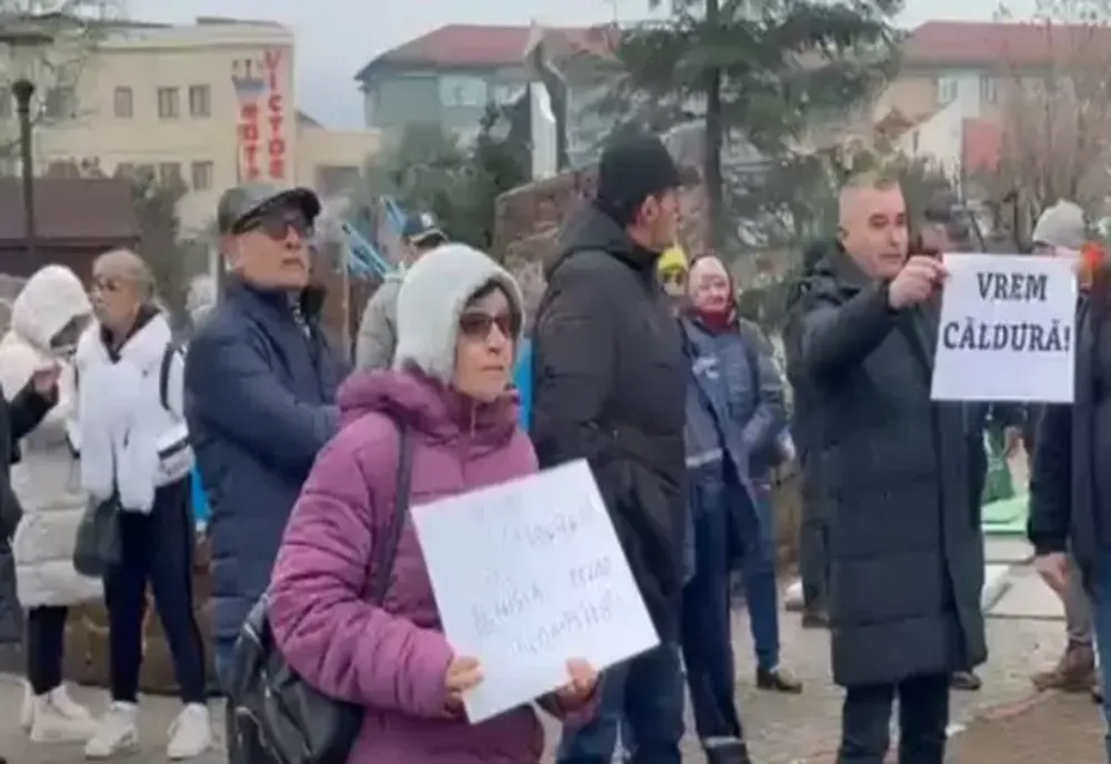 Protest în fața Primăriei Motru. Oamenii exasperați de frigul din case strigă la unison „Vrem căldură”