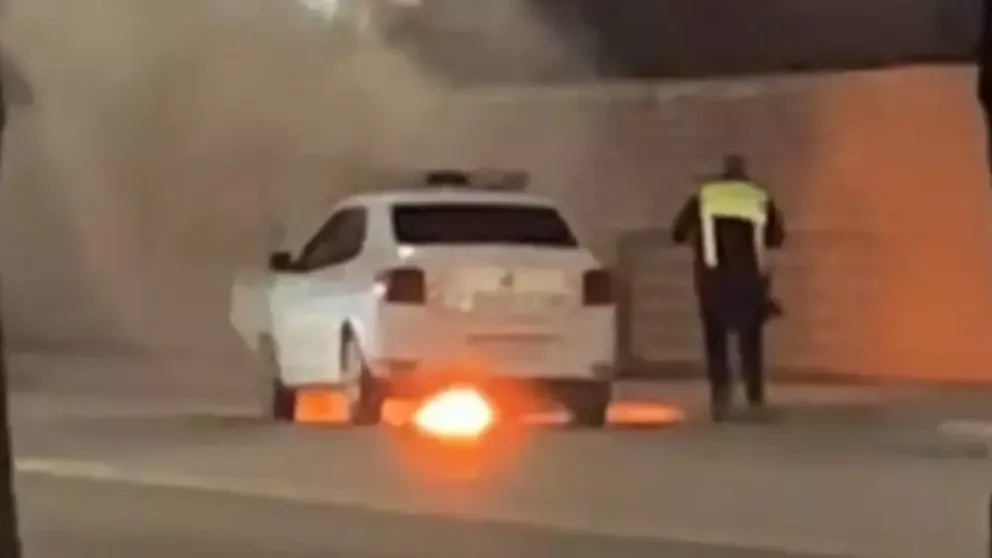 Mașină de poliție în flăcări