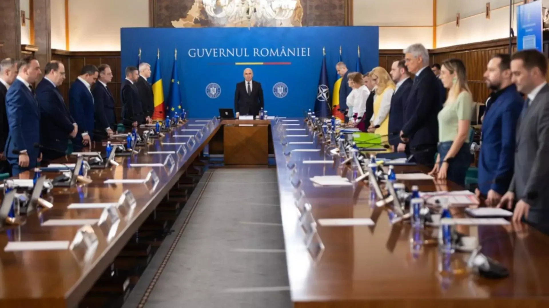 Moment de reculegere la începutul ședinței de Guvern, în memoria lui Mircea Lucescu-FOTO