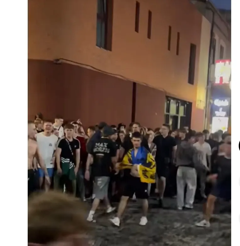 Mai mulți fani ai cântărețului MK s-au bătut în Centru Vechi cu un grup de motocicliști. Foto/Captură video
