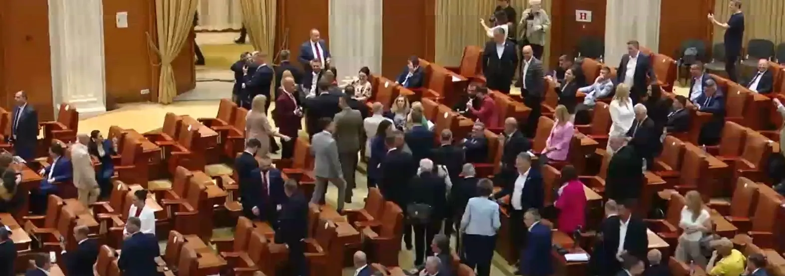 George Simion alături de parlamentarii AUR au părăsit ședința de învestitură a premierului desemnat Adrian Veștea
