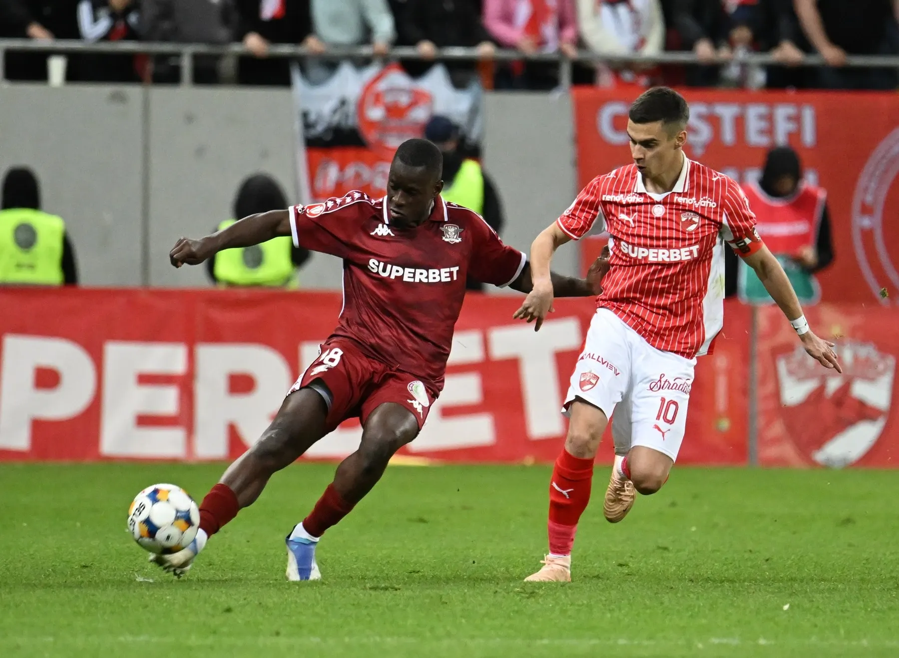Kader Keita (foto stânga) / Profimedia