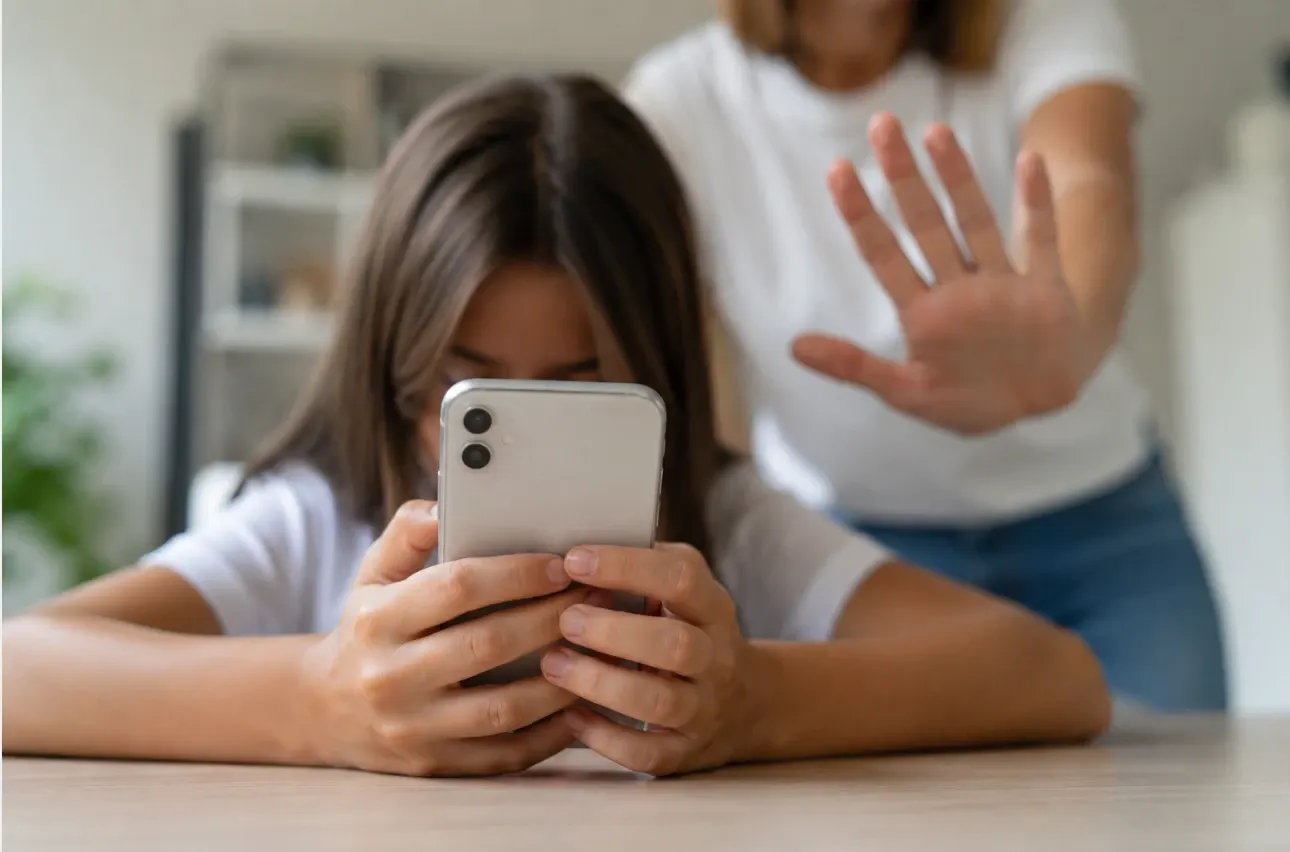 Franța interzice accesul copiilor la rețelele sociale