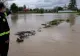 Salvare dramatică în Dâmbovița! Un bărbat a fost scos cu elicopterul din viitură după ce s-a urcat pe un excavator