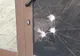 FOTO! Incident straniu: un individ a atacat uşa de acces la Judecătoria Iaşi!